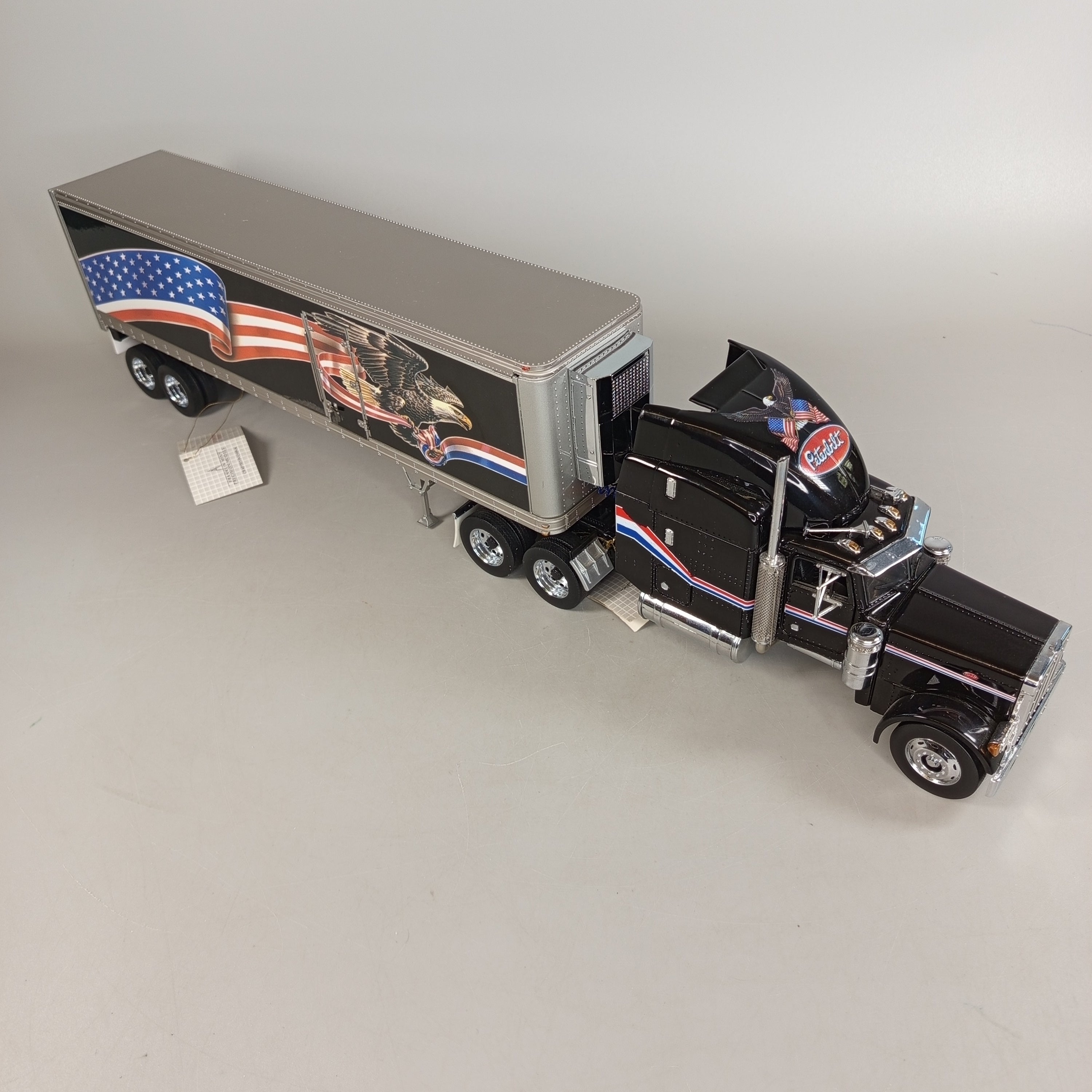 Franklin Mint Precision Models Peterbilt Modelltruck mit Anhänger – Sammlerfigur